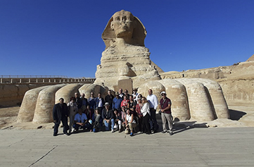 Un grupo de viajeros vascos ha sido recibido por Zahi Hawass, el principal arqueólogo egipcio